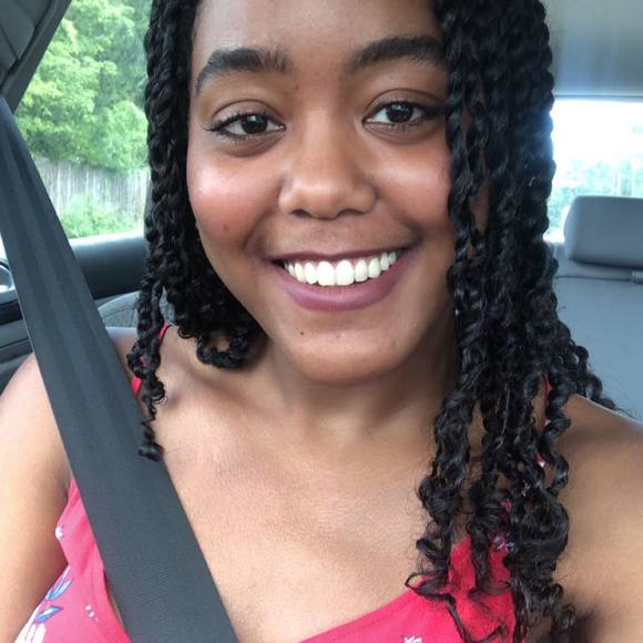 Meet your Posher, Nadia - Picture 1 of 1